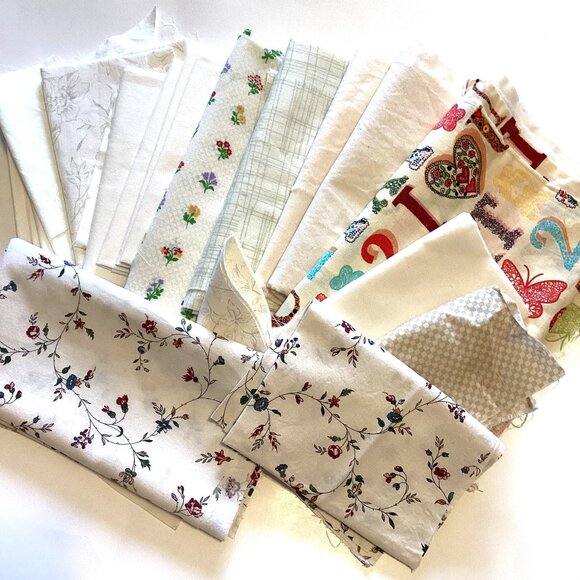 A Bundle Bag of Off-White / Cream Cotton Fabrics Material Scraps Quilting Sewing - Picture 1 of 7